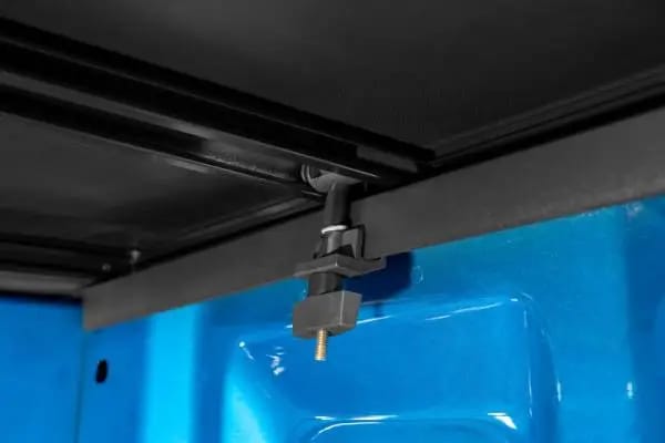 Lund 99-07 Chevy Silverado 1500 (6.5ft. Bed) Genesis Tri-Fold Tonneau Cover - Black thumbnail 3