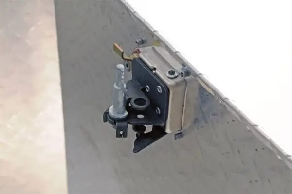 Deezee Universal Tool Box - Specialty Small Triangle BT Alum thumbnail 4