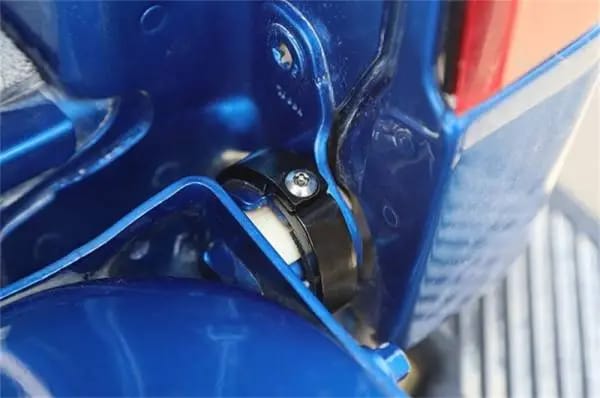 Deezee Universal Chevrolet Silverado/ColoradoTundra Tailgate Lock thumbnail 3